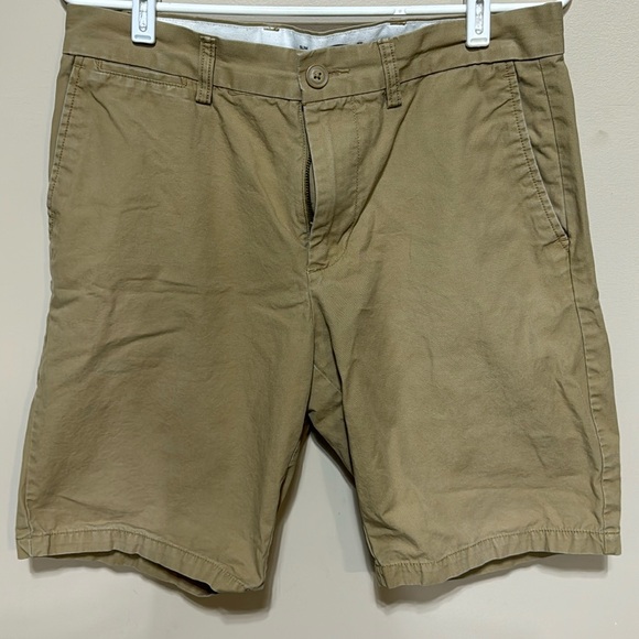 Slim Fit Old Navy Khaki Shorts size 31 - Picture 1 of 3